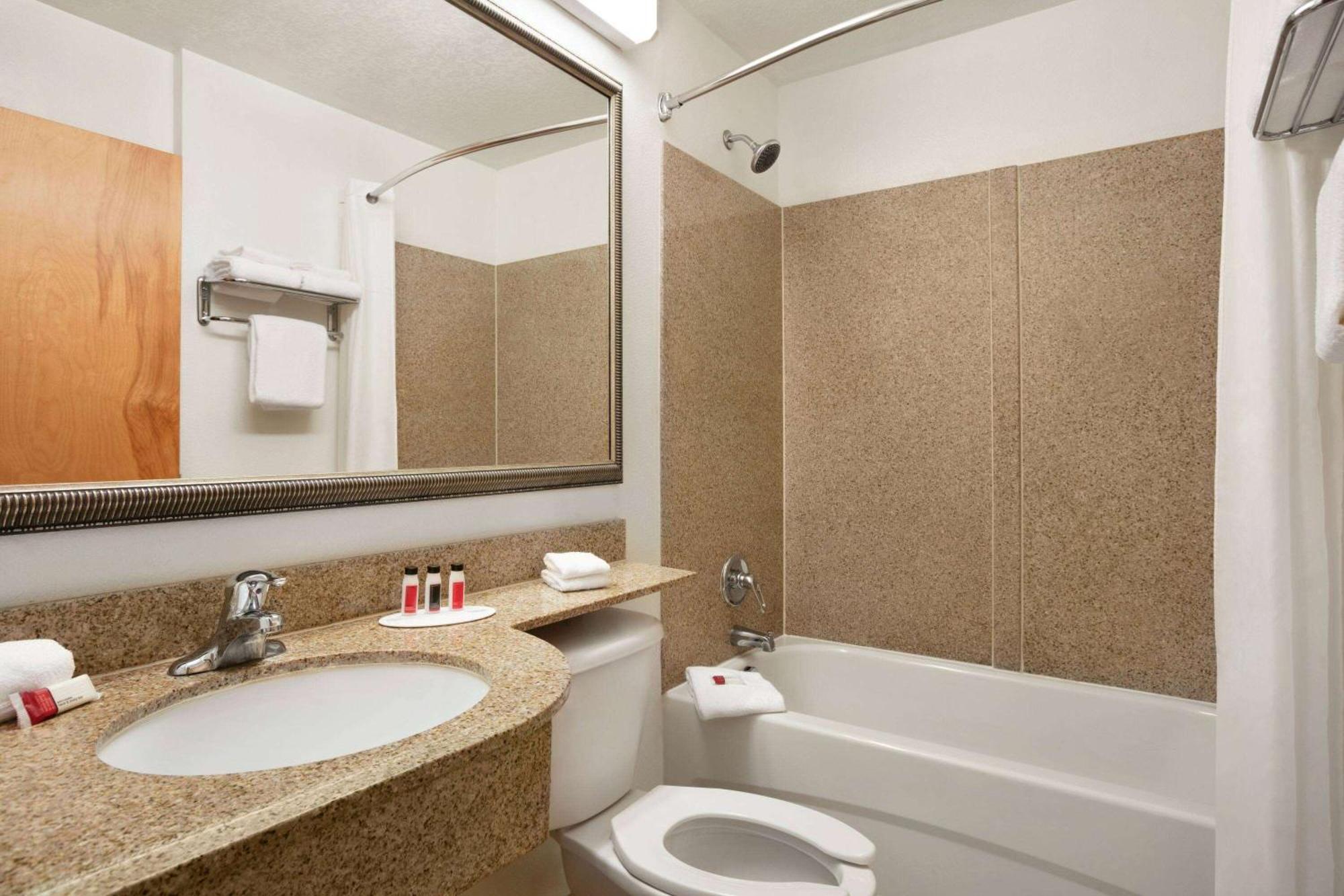 Microtel Inn & Suites By Wyndham Кълпепър Екстериор снимка